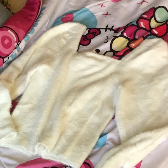 Fuzzy White Sweater Sz M - Picture 8 of 8